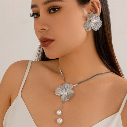 Romantic Pearl Flower Jewelry Set – Choker Necklace & Stud Earrings